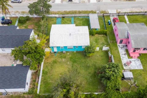 House in Miami, Florida 2 bedrooms, 97.36 sq.m. № 1992613 - photo 24