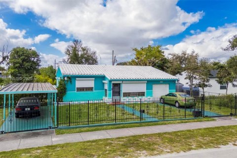 House in Miami, Florida 2 bedrooms, 97.36 sq.m. № 1992613 - photo 4