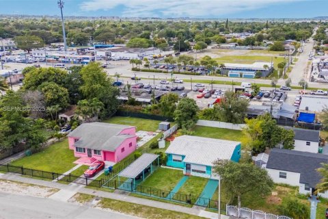 House in Miami, Florida 2 bedrooms, 97.36 sq.m. № 1992613 - photo 8