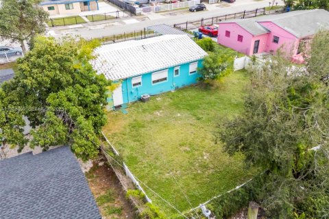 House in Miami, Florida 2 bedrooms, 97.36 sq.m. № 1992613 - photo 26