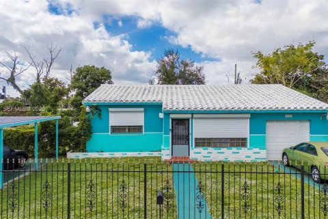 House in Miami, Florida 2 bedrooms, 97.36 sq.m. № 1992613 - photo 1