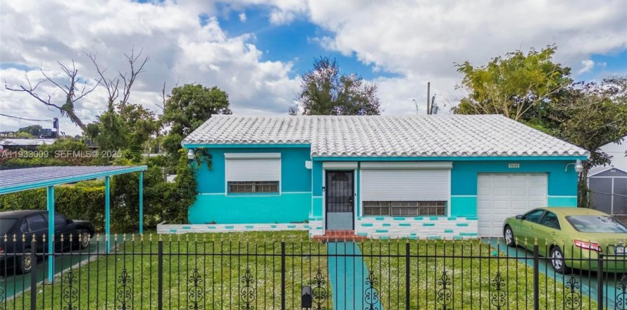 House in Miami, Florida 2 bedrooms, 97.36 sq.m. № 1992613