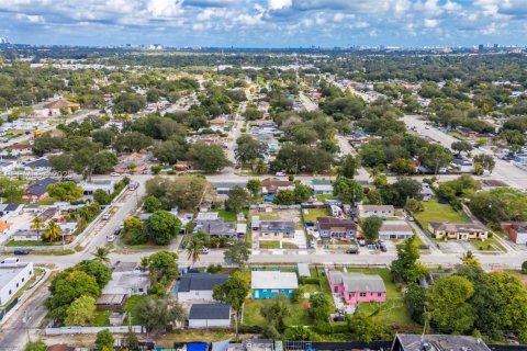 House in Miami, Florida 2 bedrooms, 97.36 sq.m. № 1992613 - photo 13