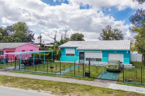 House in Miami, Florida 2 bedrooms, 97.36 sq.m. № 1992613 - photo 3