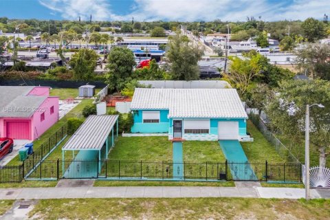 House in Miami, Florida 2 bedrooms, 97.36 sq.m. № 1992613 - photo 6