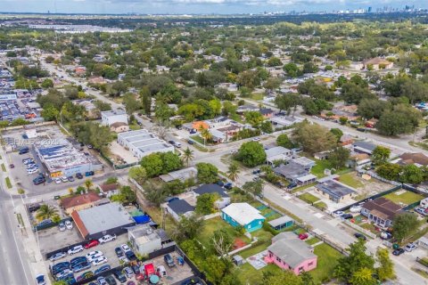 House in Miami, Florida 2 bedrooms, 97.36 sq.m. № 1992613 - photo 19