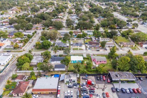 House in Miami, Florida 2 bedrooms, 97.36 sq.m. № 1992613 - photo 15