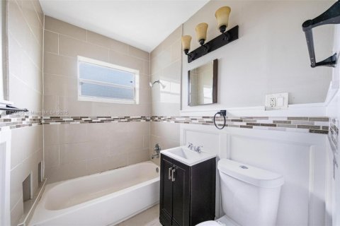 House in Lauderhill, Florida 3 bedrooms, 129.88 sq.m. № 1790712 - photo 16