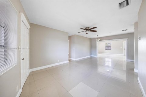 House in Lauderhill, Florida 3 bedrooms, 129.88 sq.m. № 1790712 - photo 23