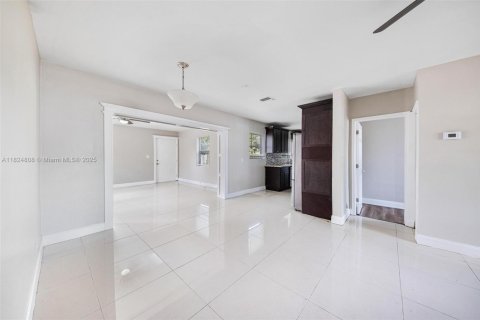 House in Lauderhill, Florida 3 bedrooms, 129.88 sq.m. № 1790712 - photo 26