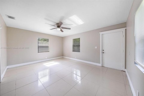 House in Lauderhill, Florida 3 bedrooms, 129.88 sq.m. № 1790712 - photo 10