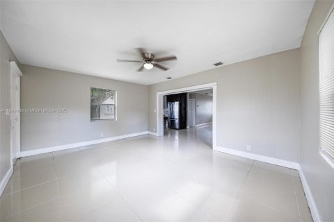 House in Lauderhill, Florida 3 bedrooms, 129.88 sq.m. № 1790712 - photo 12