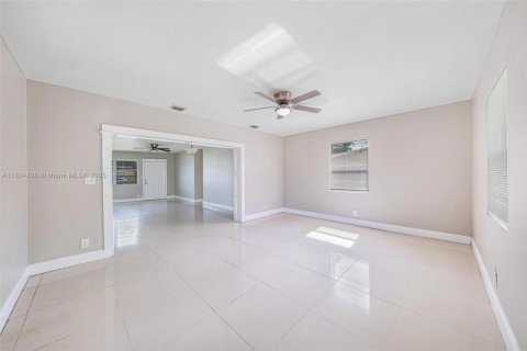 House in Lauderhill, Florida 3 bedrooms, 129.88 sq.m. № 1790712 - photo 11