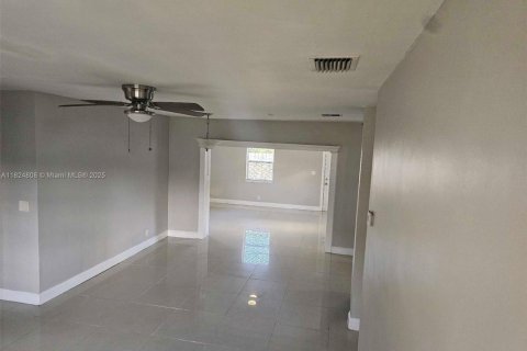 House in Lauderhill, Florida 3 bedrooms, 129.88 sq.m. № 1790712 - photo 2
