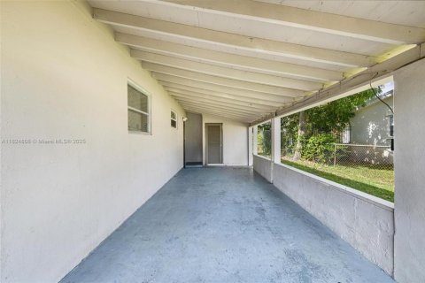 House in Lauderhill, Florida 3 bedrooms, 129.88 sq.m. № 1790712 - photo 29