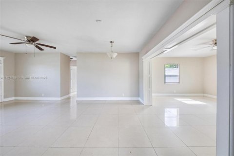 House in Lauderhill, Florida 3 bedrooms, 129.88 sq.m. № 1790712 - photo 9