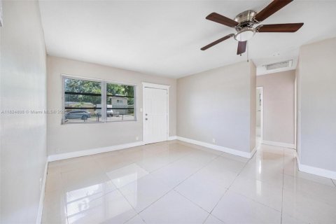 House in Lauderhill, Florida 3 bedrooms, 129.88 sq.m. № 1790712 - photo 24