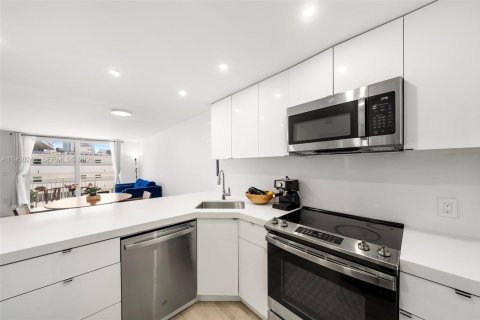Condo in Miami Beach, Florida, 1 bedroom № 2079441 - photo 5