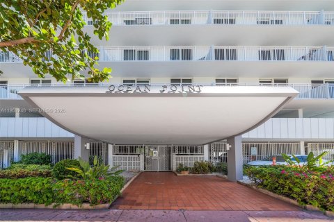 Condo in Miami Beach, Florida, 1 bedroom № 2079441 - photo 18