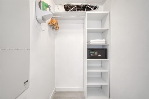 Condo in Hallandale Beach, Florida, 2 bedrooms  № 1606457 - photo 22