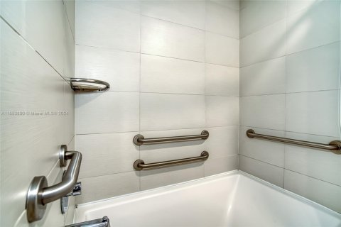 Condo in Hallandale Beach, Florida, 2 bedrooms  № 1606457 - photo 25