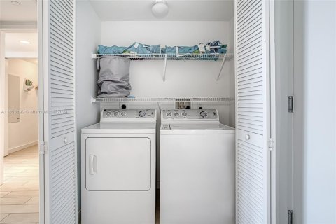 Condo in Hallandale Beach, Florida, 2 bedrooms  № 1606457 - photo 23