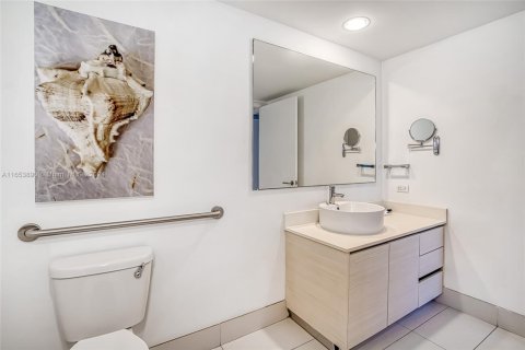 Condo in Hallandale Beach, Florida, 2 bedrooms  № 1606457 - photo 17