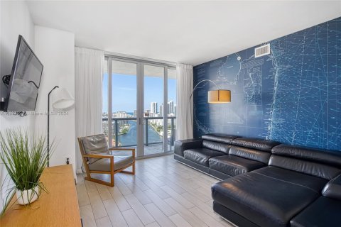 Condo in Hallandale Beach, Florida, 2 bedrooms  № 1606457 - photo 1