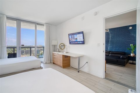 Condo in Hallandale Beach, Florida, 2 bedrooms  № 1606457 - photo 10