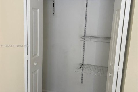 House in Miami Gardens, Florida 3 bedrooms, 126.16 sq.m. № 2028792 - photo 11