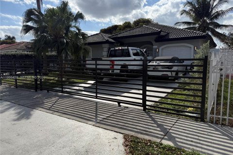 House in Miami Gardens, Florida 3 bedrooms, 126.16 sq.m. № 2028792