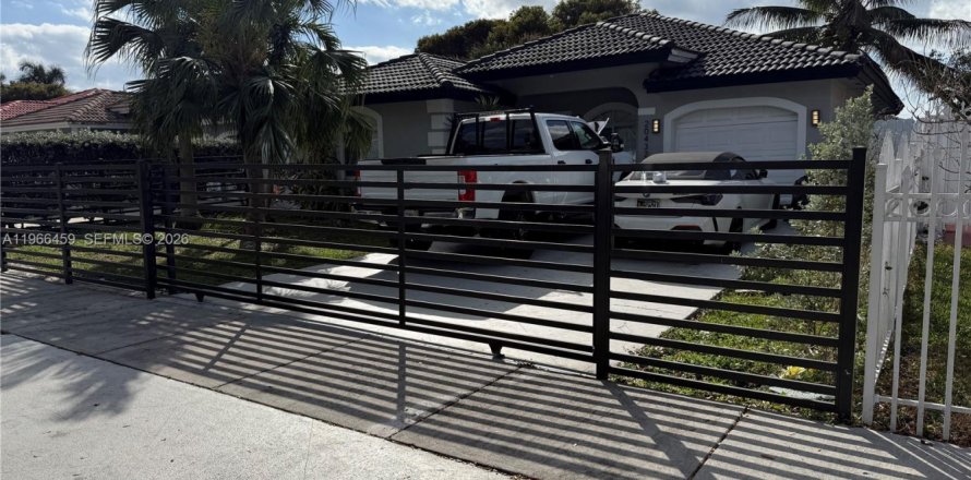 House in Miami Gardens, Florida 3 bedrooms, 126.16 sq.m. № 2028792