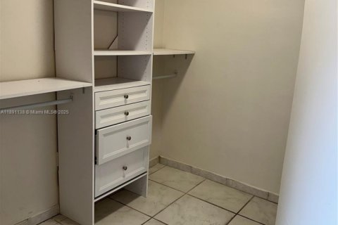 Снять в аренду кондоминиум в Халландейл-Бич, Флорида 1 спальня, 32.33м2, № 2021560 - фото 8