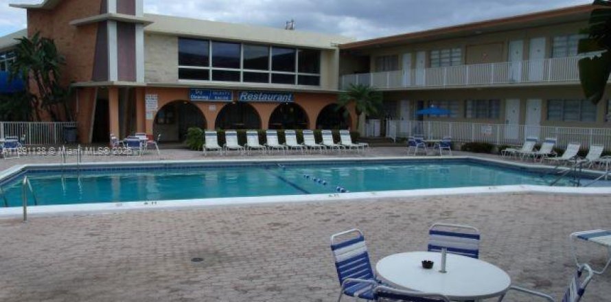 Кондоминиум с 1 спальней в Халландейл-Бич, Флорида № 2021560