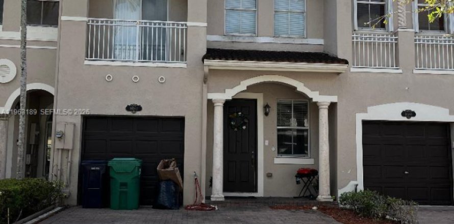 Touwnhouse à Miami, Floride 3 chambres, 164.9 m2 № 2024273