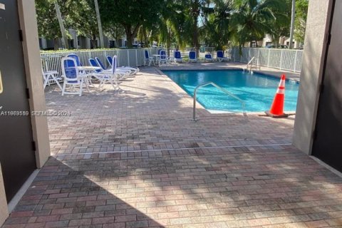 Touwnhouse à louer à Miami, Floride: 3 chambres, 164.9 m2 № 2024273 - photo 16