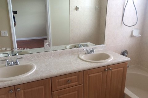 Touwnhouse à louer à Miami, Floride: 3 chambres, 164.9 m2 № 2024273 - photo 11