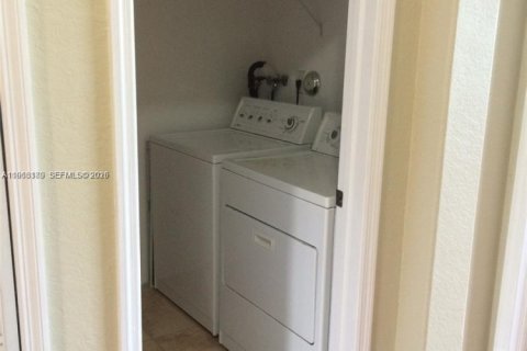 Touwnhouse à louer à Miami, Floride: 3 chambres, 164.9 m2 № 2024273 - photo 14