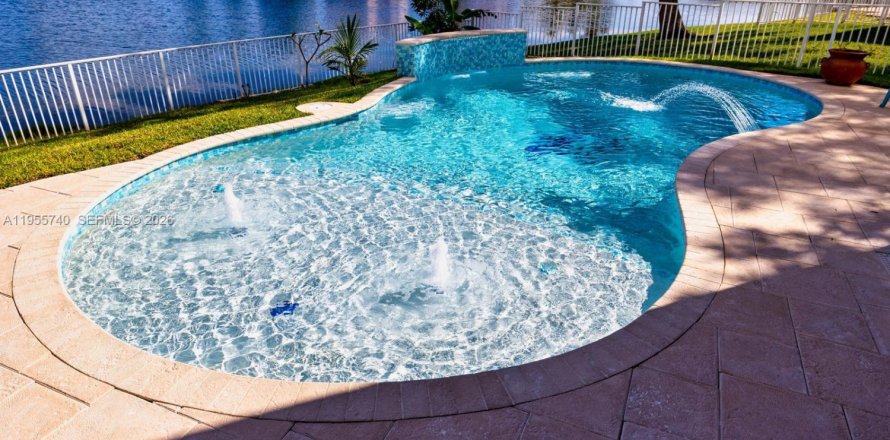 House in Miramar, Florida 5 bedrooms, 268.86 sq.m. № 2009711