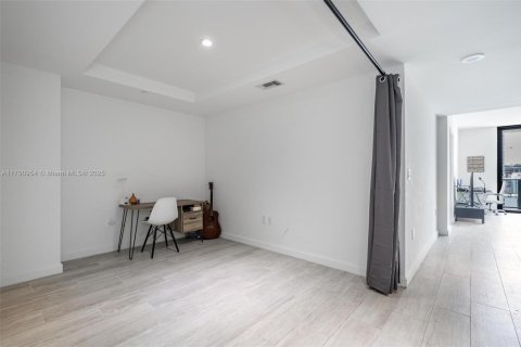 Condo in Miami, Florida, 1 bedroom  № 1957569 - photo 14