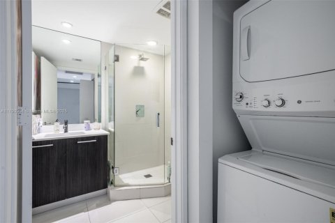 Condo in Miami, Florida, 1 bedroom  № 1957569 - photo 16