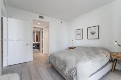 Condo in Miami, Florida, 1 bedroom  № 1957569 - photo 10