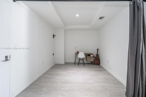 Condo in Miami, Florida, 1 bedroom  № 1957569 - photo 15