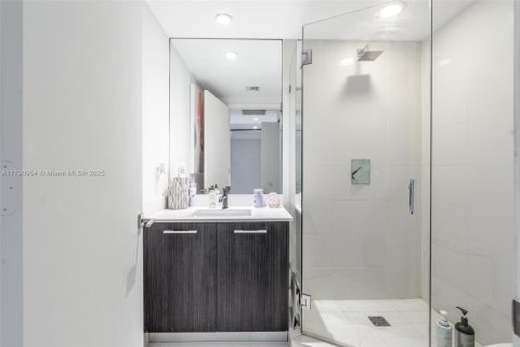 Condo in Miami, Florida, 1 bedroom  № 1957569 - photo 17