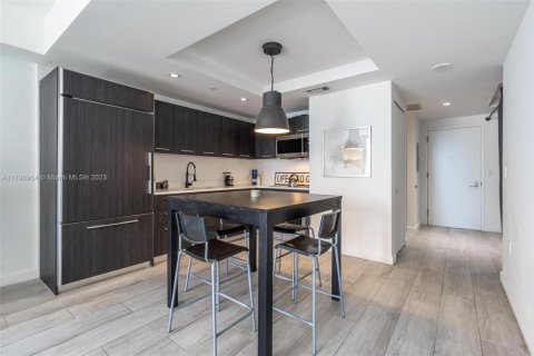 Condo in Miami, Florida, 1 bedroom  № 1957569 - photo 5