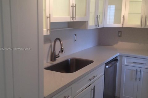 Copropriété à louer à Coral Gables, Floride: 2 chambres, 93.92 m2 № 2155105 - photo 5