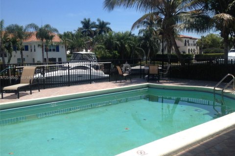 Copropriété à louer à Coral Gables, Floride: 2 chambres, 93.92 m2 № 2155105 - photo 11