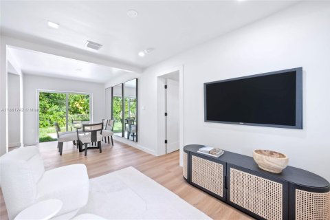 Casa en venta en Biscayne Park, Florida, 3 dormitorios, 134.52 m2 № 1921656 - foto 19