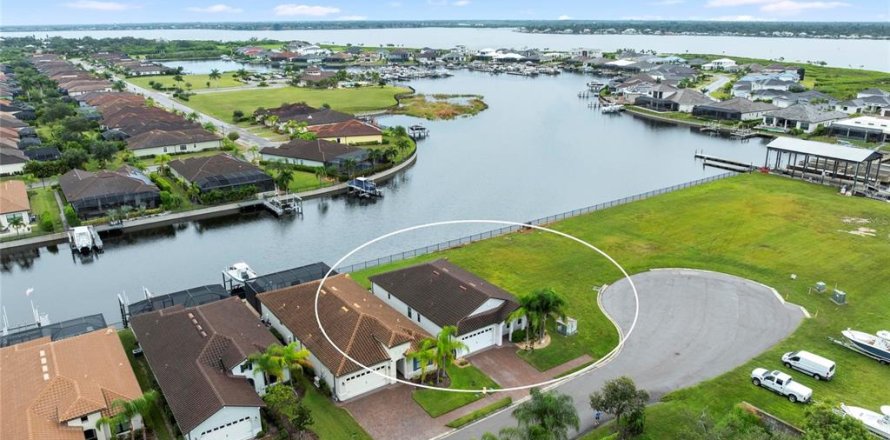House in Palmetto, Florida 3 bedrooms, 181.81 sq.m. № 2396194