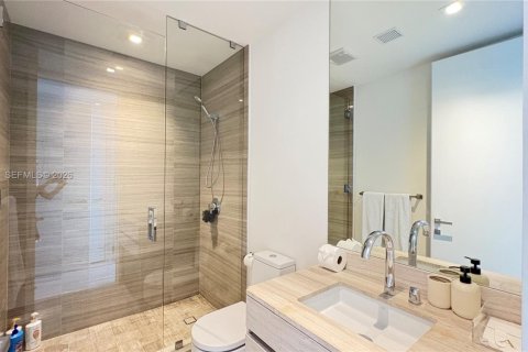 Condo in Sunny Isles Beach, Florida, 2 bedrooms № 2052410 - photo 17